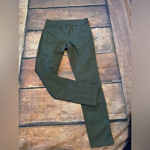 H&M &Denim jeans. Coupe Moulante army green skinny jeans. Size 25